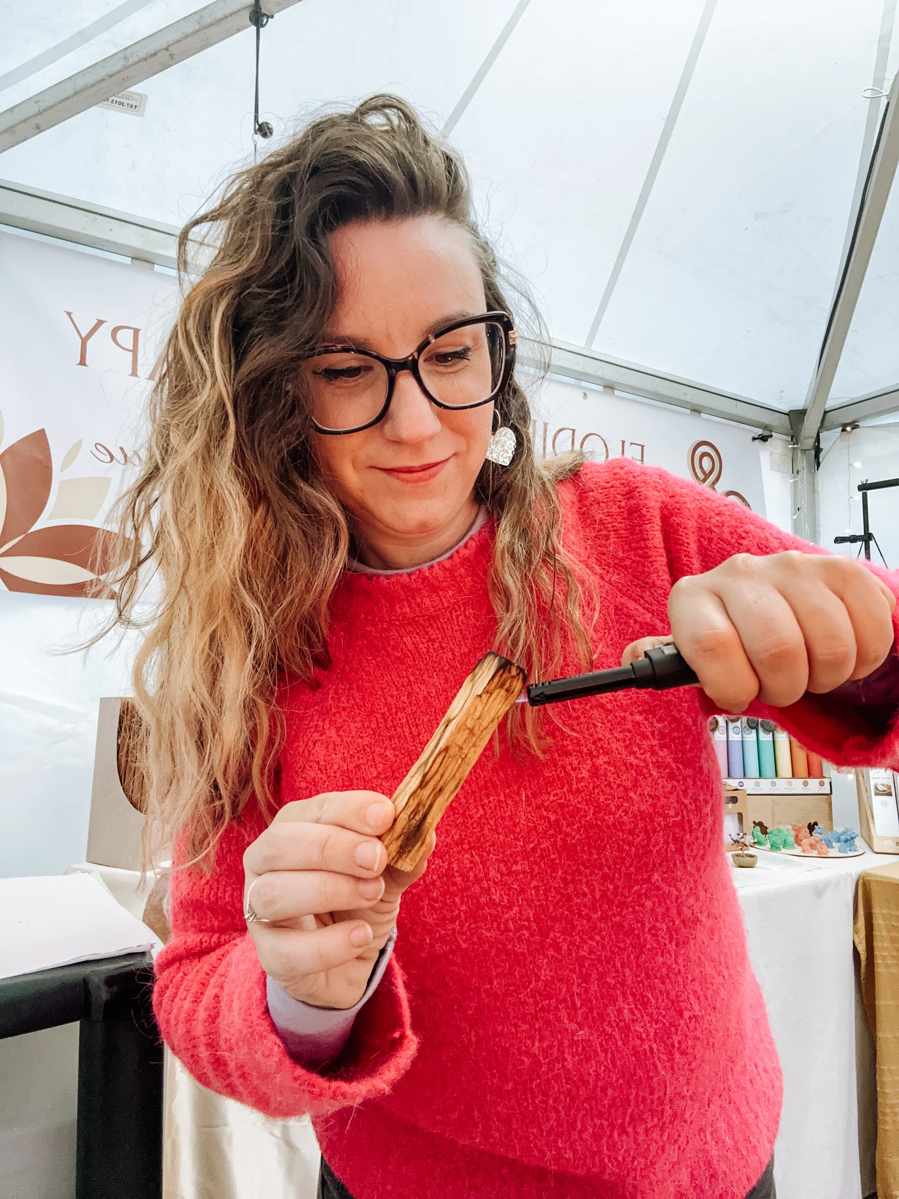 Élodie CAPPAI, décoratrice holistique et experte Feng Shui, souriante dans son univers