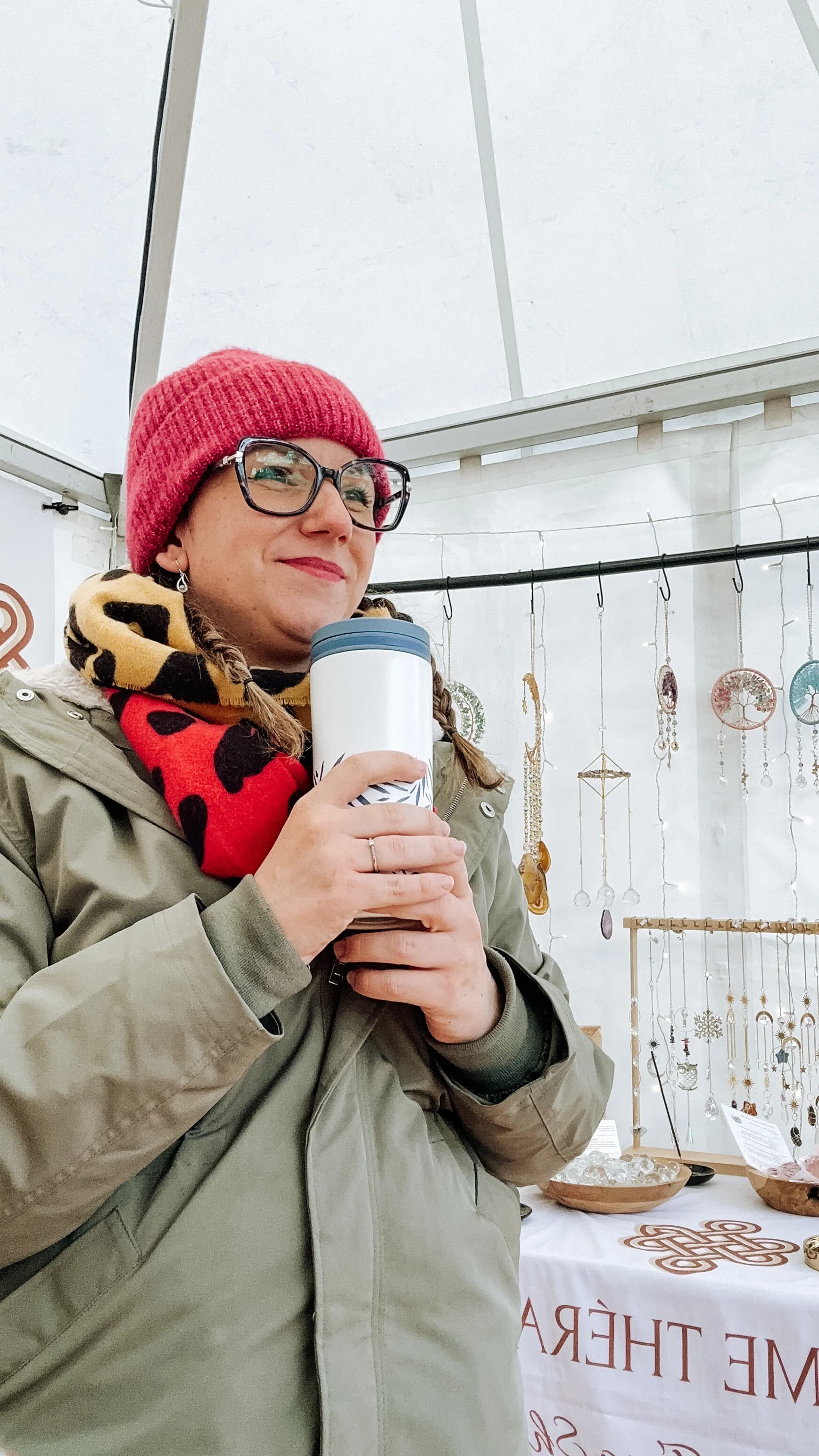 Élodie dans son environnement de travail, entourée d'outils Feng Shui