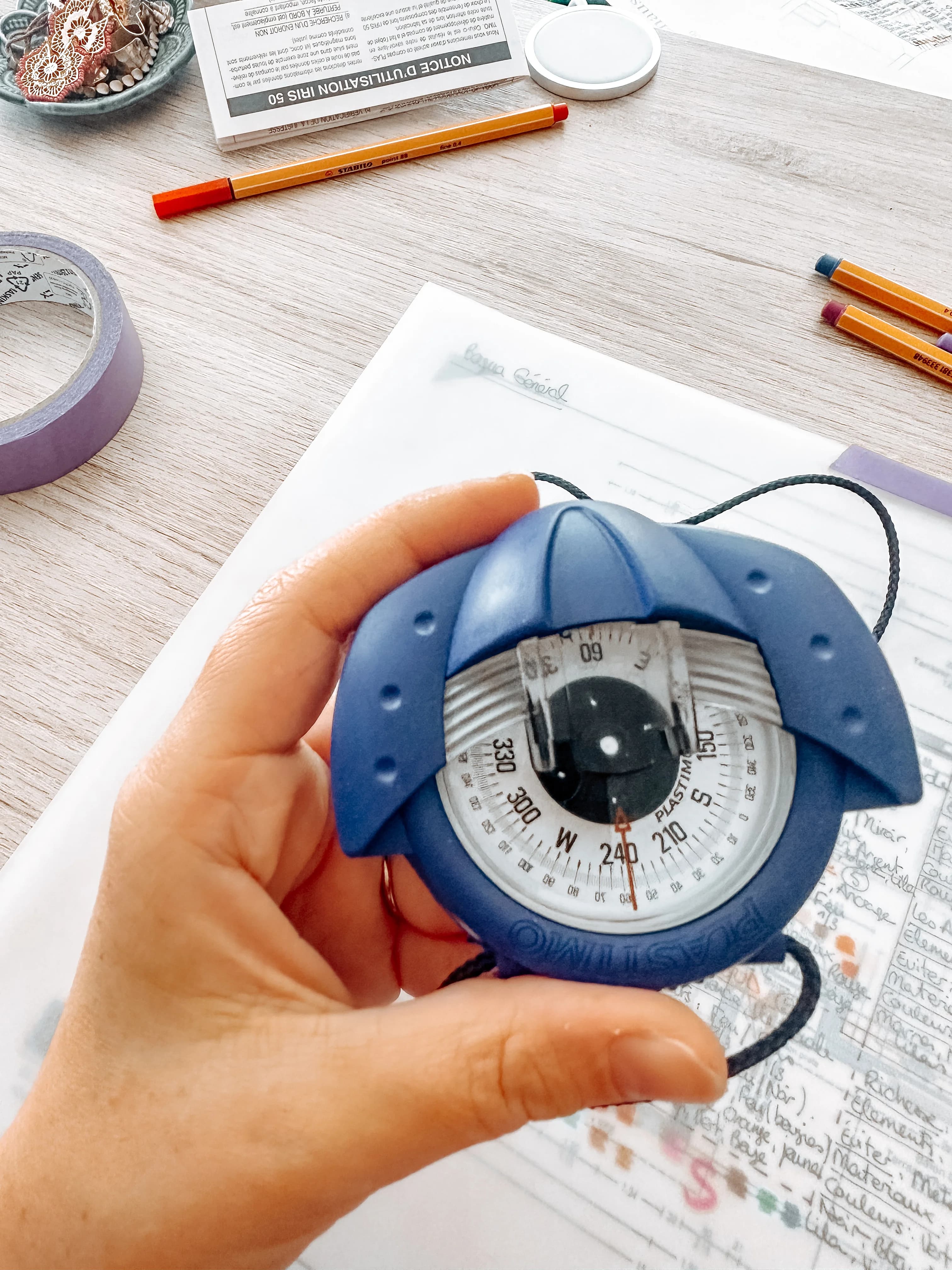 Élodie pratiquant le Feng Shui avec sa boussole et ses outils