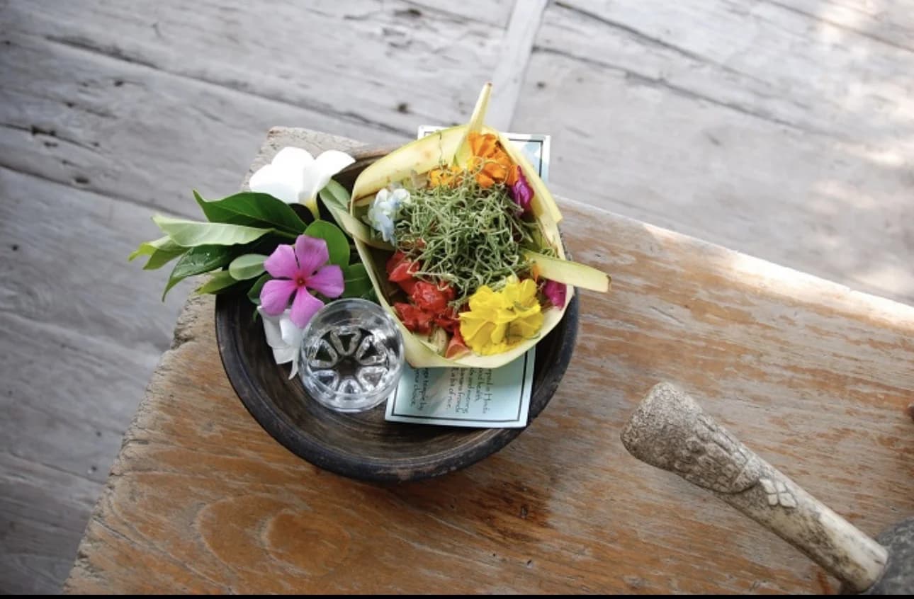 Rituel de purification énergétique : encens et bougies pour nettoyer l'énergie de votre maison